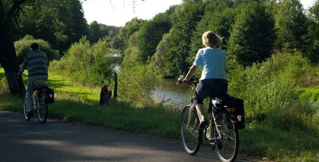 Radfahrer während einer Radreise in Deutschland mit der Landpartie